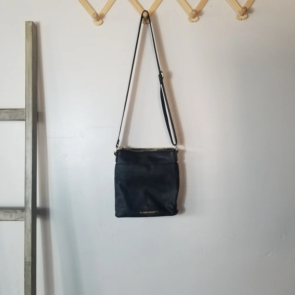 STEVE MADDEN CROSSBODY PURSE BLACK AND GOLD MULTI POCKETS